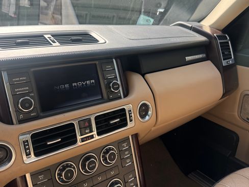 Used 2011 Land Rover Range Rover HSE image 2