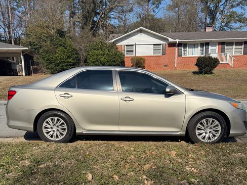 Used 2013 Toyota Camry LE image 4