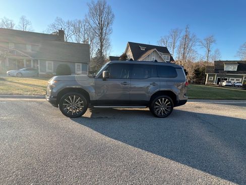 Used 2025 Lexus GX 550 w/ Accessory Package (2T) image 6