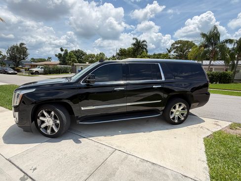 Used 2017 Cadillac Escalade ESV Luxury RWD image 1