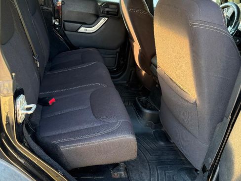 Used 2013 Jeep Wrangler Unlimited Sahara image 12