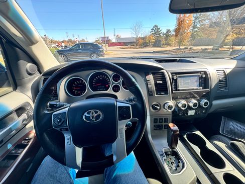Used 2015 Toyota Sequoia Platinum AWD/4WD image 6