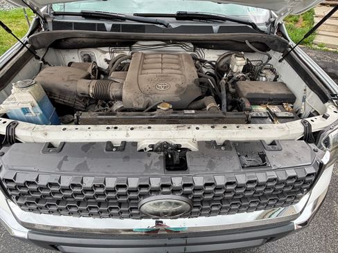 Used 2018 Toyota Tundra SR5 w/ SR5 Upgrade Package AWD/4WD image 8