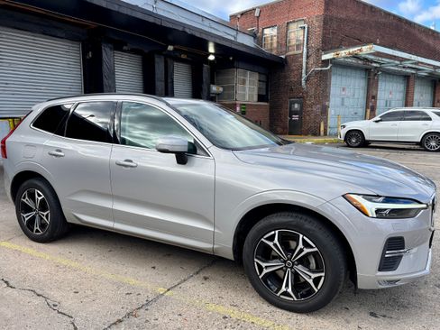 Used 2022 Volvo XC60 B5 Momentum w/ Climate Package image 10