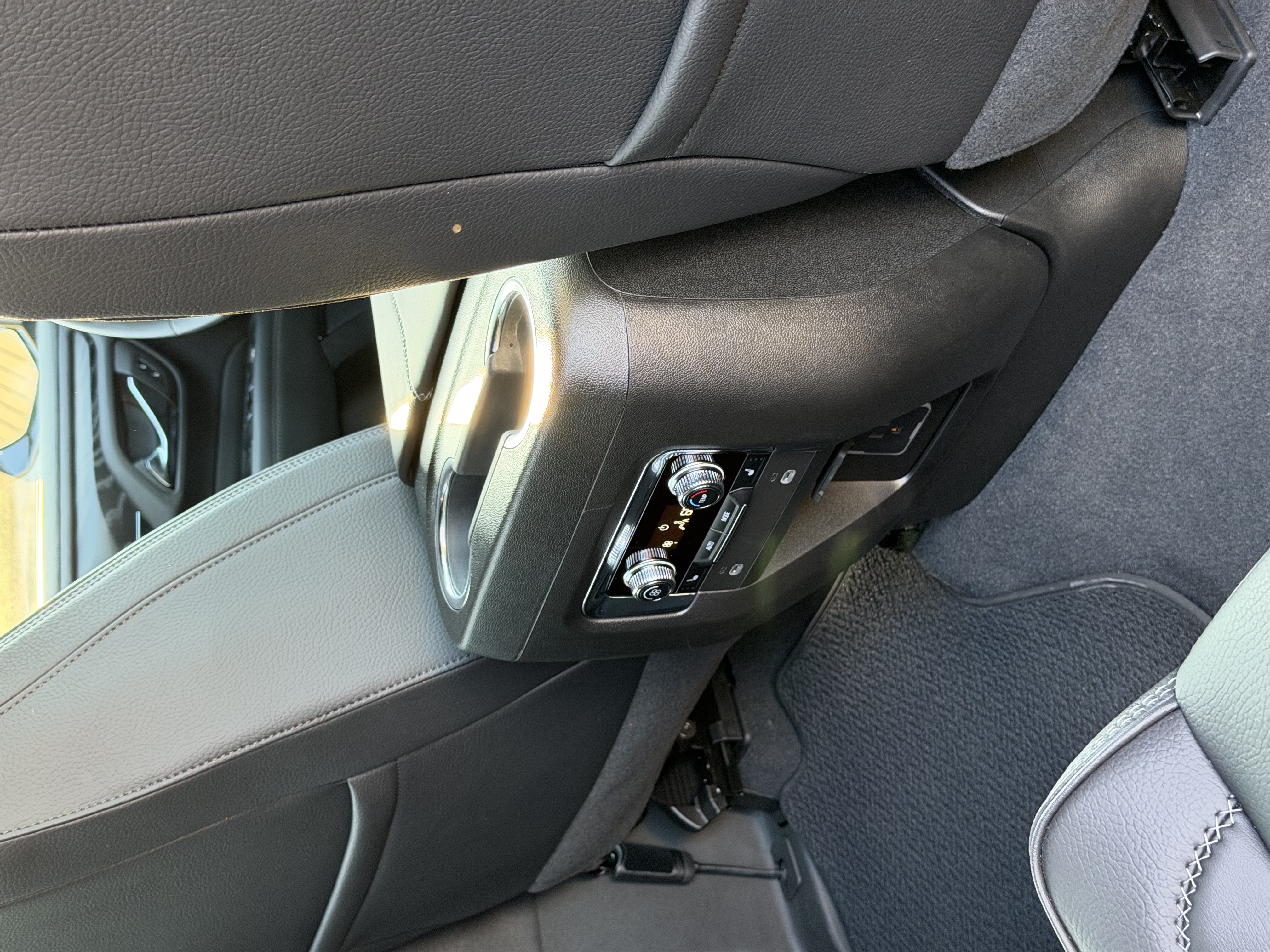 Used 2023 GMC Yukon XL Denali AWD/4WD image 28