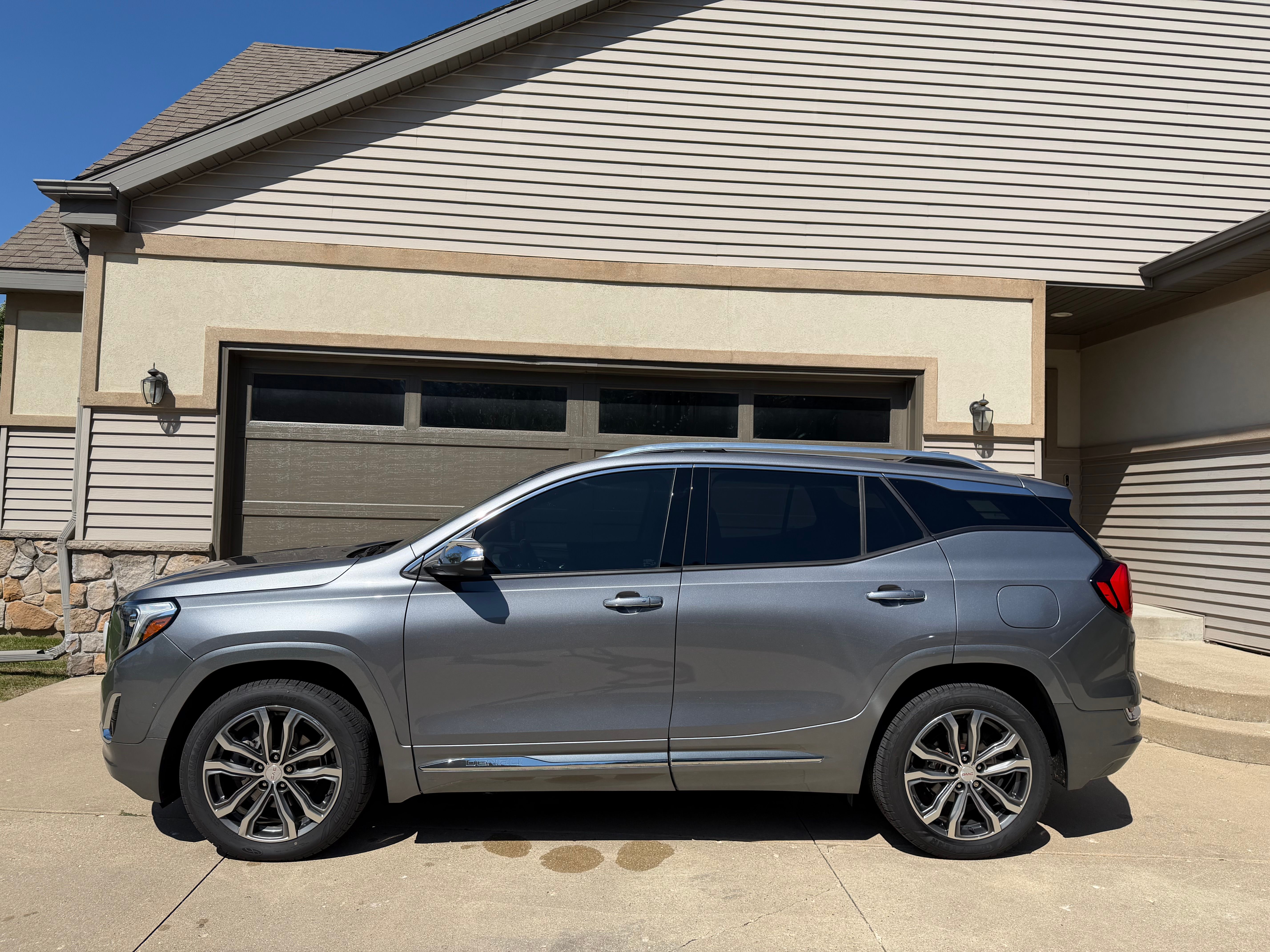 Used 2020 GMC Terrain Denali w/ GMC Pro Grade Package AWD/4WD image 4