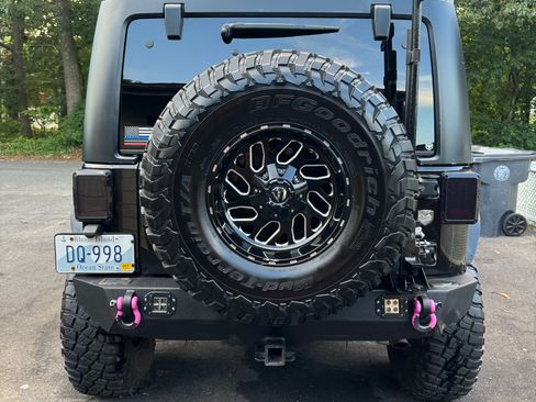 Used 2011 Jeep Wrangler Unlimited Sahara image 5