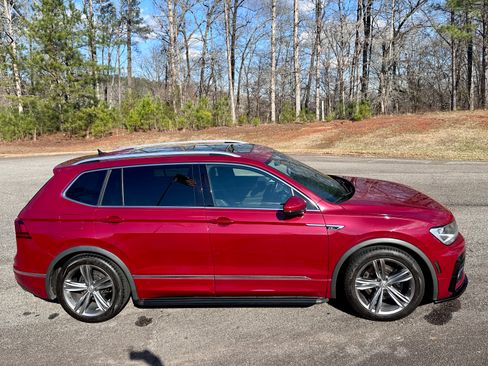 Used 2018 Volkswagen Tiguan SEL w/ R-Line Package image 4
