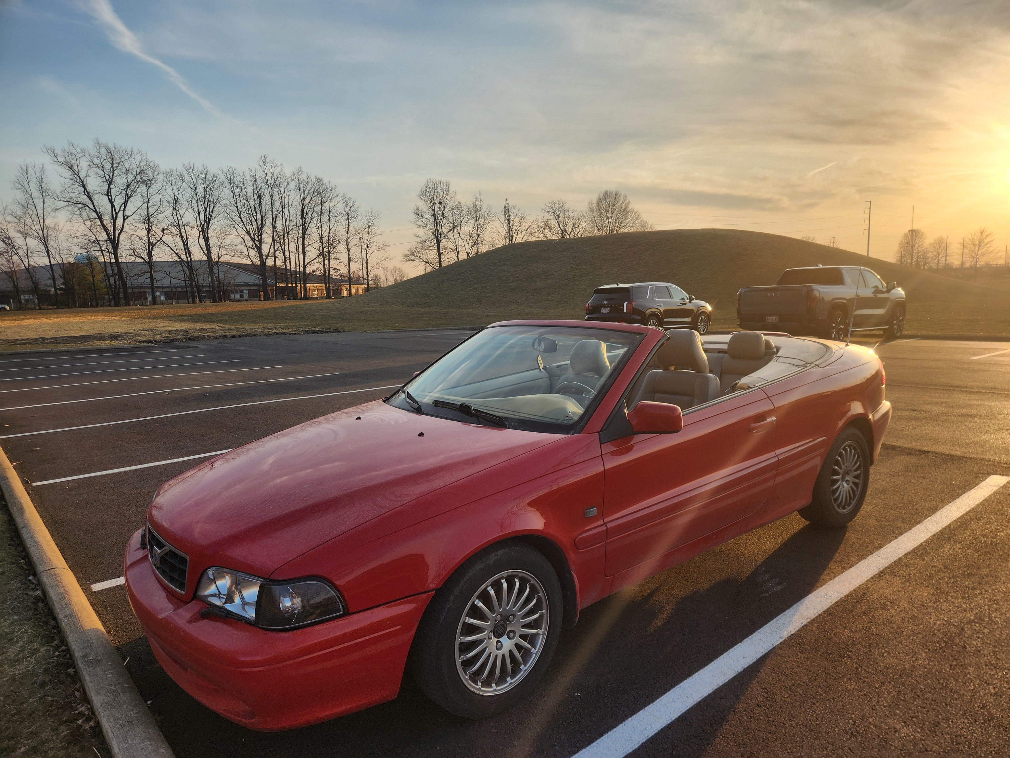 Used 2004 Volvo C70 LT FWD image 1