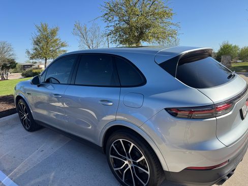 Used 2022 Porsche Cayenne E-Hybrid Sport Utility 4D image 22