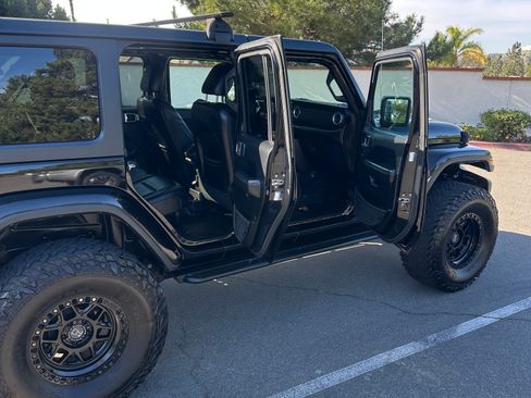 Used 2019 Jeep Wrangler Unlimited Sahara image 18