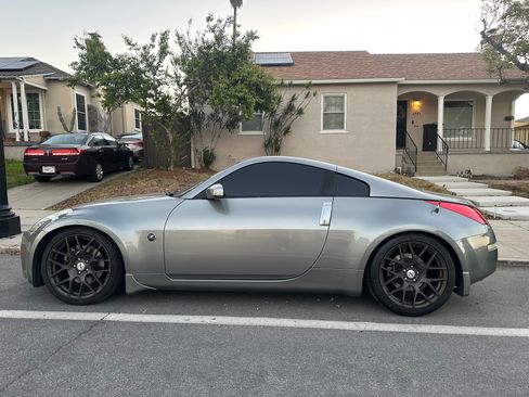 Used 2006 Nissan 350Z Touring w/ (N93) Cargo Convenience Pkg image 2