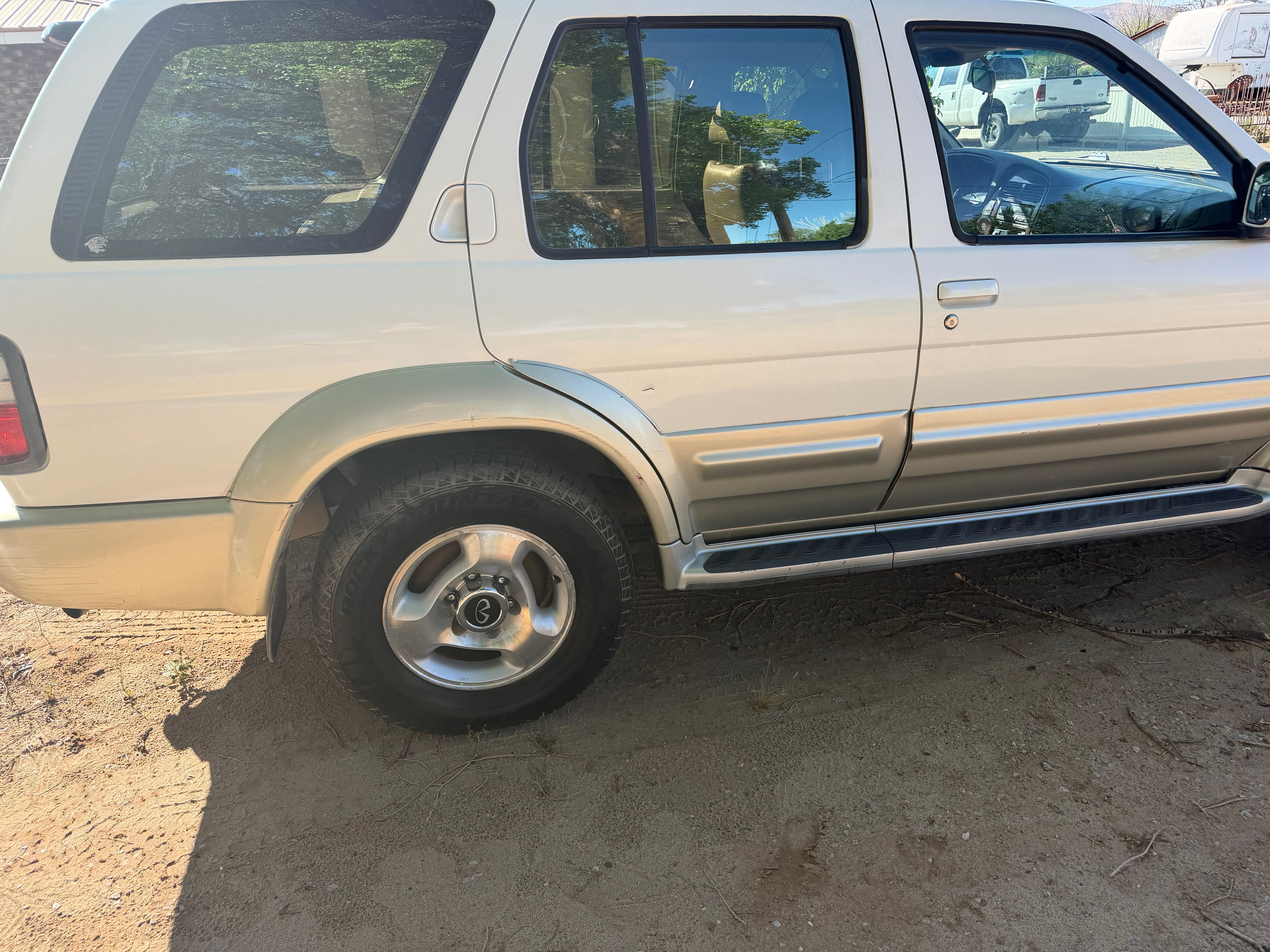 Used 1998 INFINITI QX4 4WD image 1
