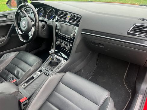 Used 2017 Volkswagen Golf R 4-Door image 17