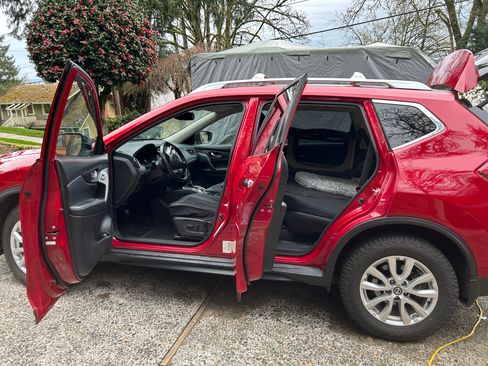 Used 2017 Nissan Rogue SV w/ SV Premium Package image 11