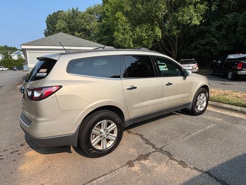 Used 2013 Chevrolet Traverse LT AWD/4WD image 2