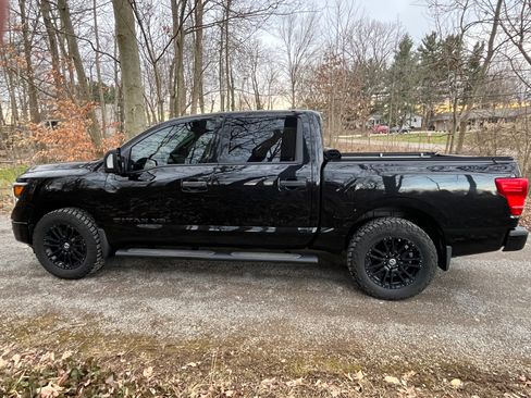 Used 2018 Nissan Titan SV image 2