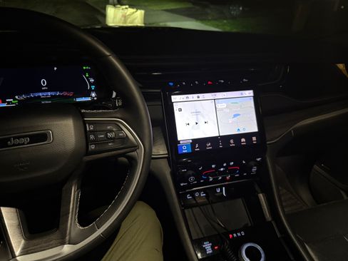 Used 2023 Jeep Grand Cherokee 4WD 4xe w/ Luxury Tech Group II image 12