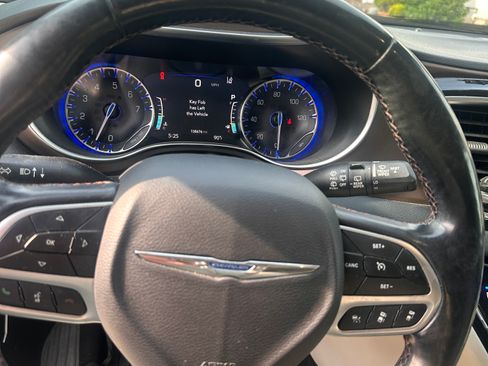 Used 2019 Chrysler Pacifica Touring-L Plus w/ Advanced Safetytec Group FWD image 5
