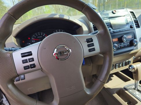 Used 2016 Nissan Frontier SV image 10