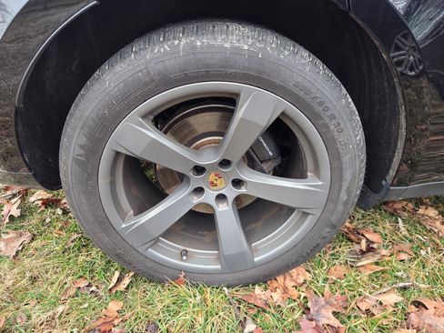 Used 2024 Porsche Macan image 11