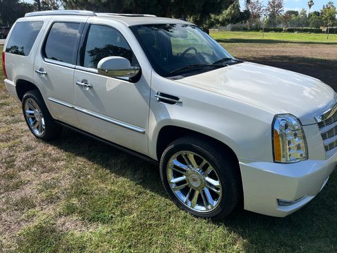 Used 2014 Cadillac Escalade Platinum AWD/4WD image 5
