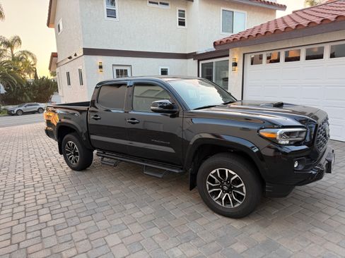 Used 2022 Toyota Tacoma TRD Sport w/ Technology Package image 1