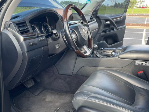 Used 2018 Lexus LX 570 4WD image 12