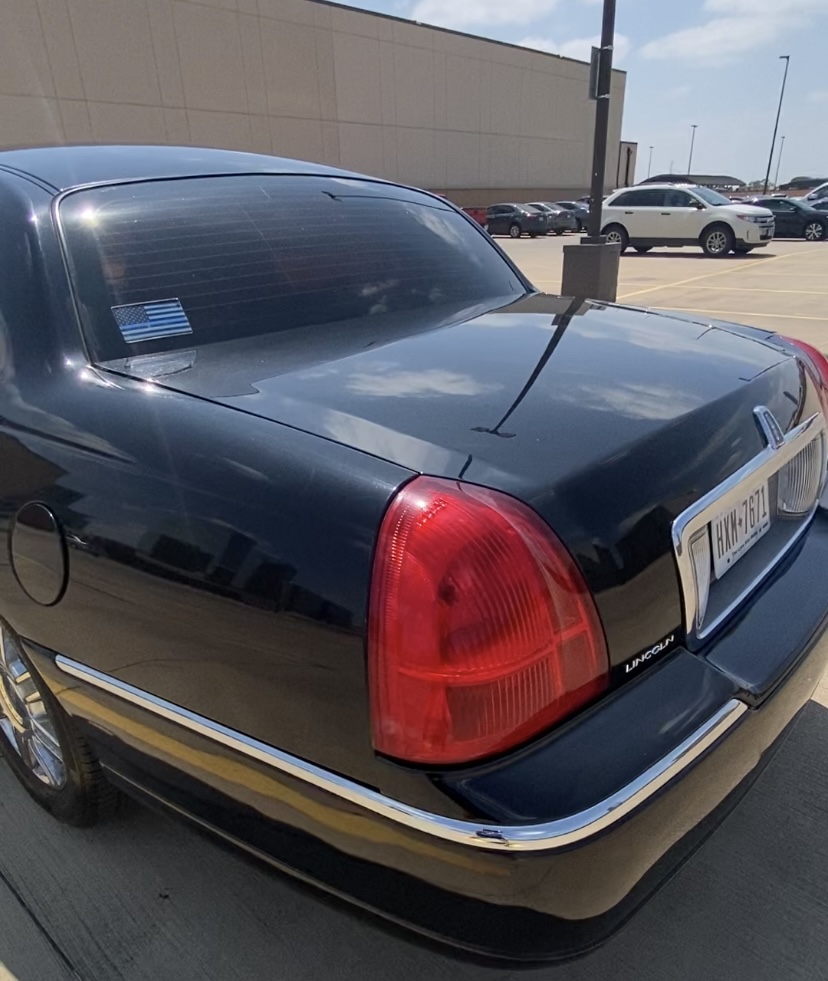 Used 2011 Lincoln Town Car Signature Limited RWD image 18