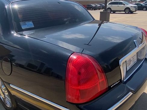 Used 2011 Lincoln Town Car Signature Limited image 18