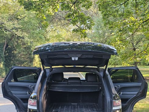 Used 2016 Land Rover Range Rover Sport SE image 10