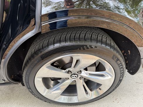 Used 2017 Bentley Bentayga image 8