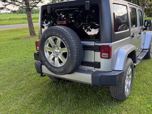 Used 2017 Jeep Wrangler Unlimited Sahara w/ Connectivity Group AWD/4WD image 5