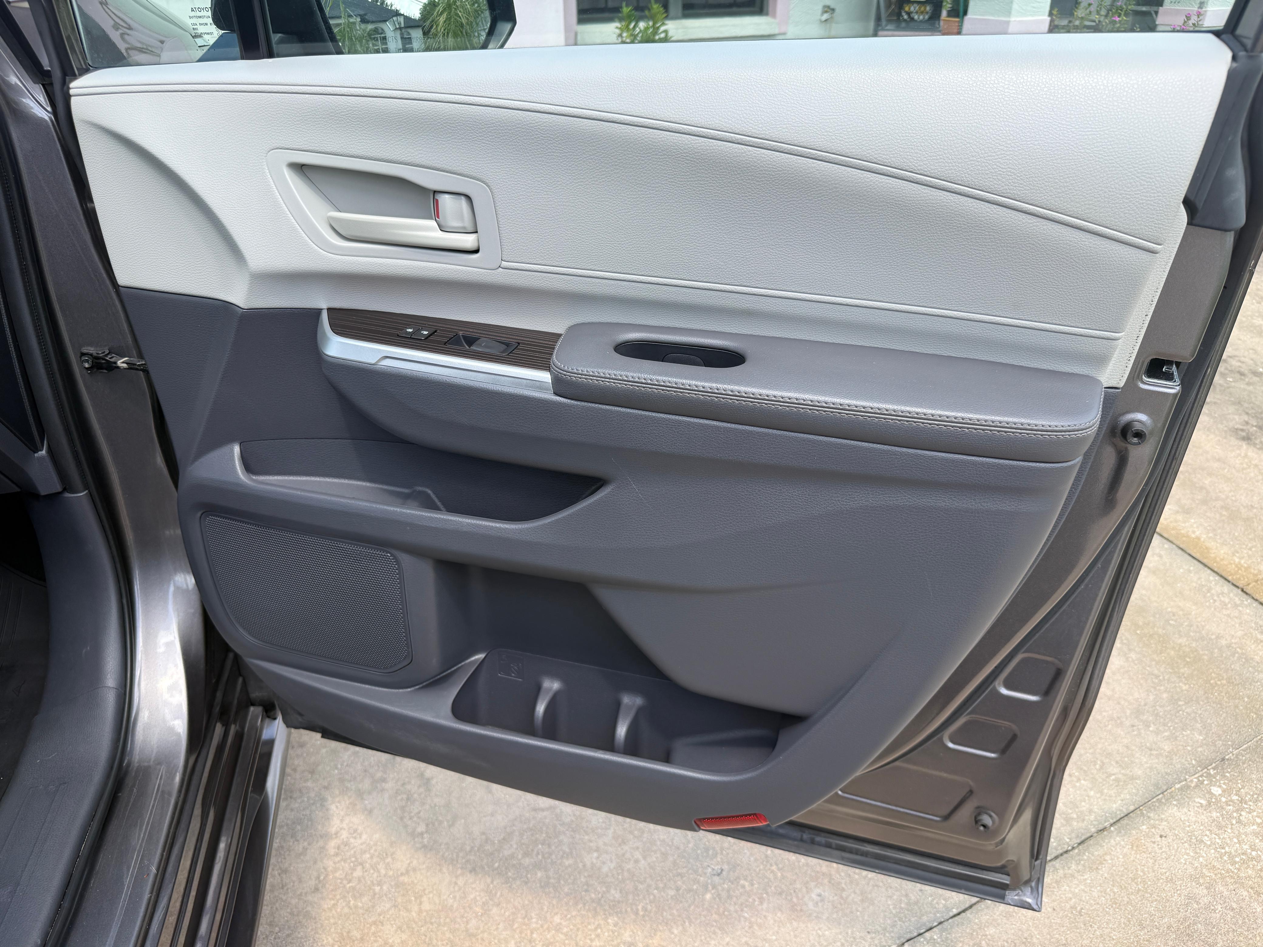 Used 2022 Toyota Sienna LE FWD image 9