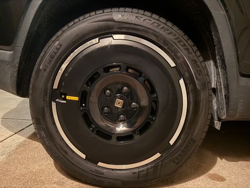 Used 2025 Rivian R1S Adventure image 29