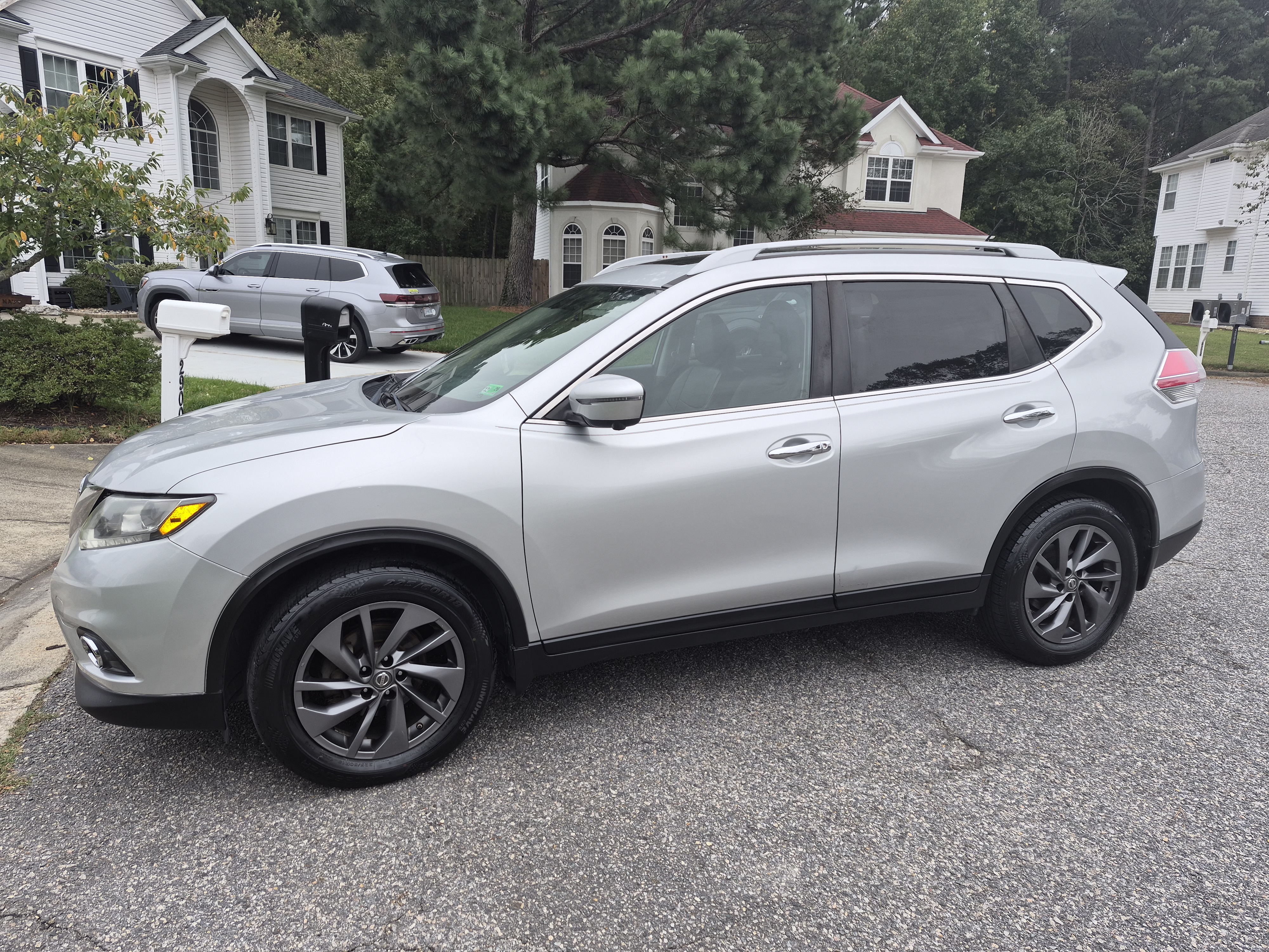 Used 2016 Nissan Rogue SL w/ SL Premium Package FWD image 2