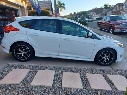 Used 2016 Ford Focus SE w/ SE Sport Package image 5