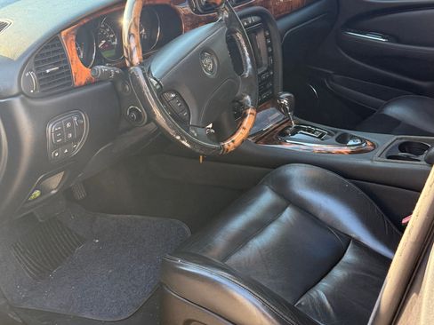 Used 2004 Jaguar XJ8 image 9