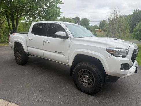 Used 2016 Toyota Tacoma TRD Sport w/ Towing Package AWD/4WD image 5
