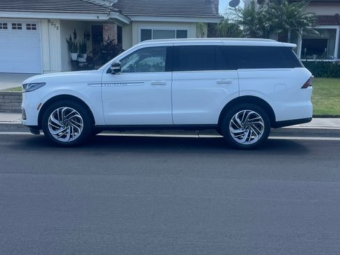 Used 2025 Lincoln Navigator Reserve w/ Jet Appearance Package image 5