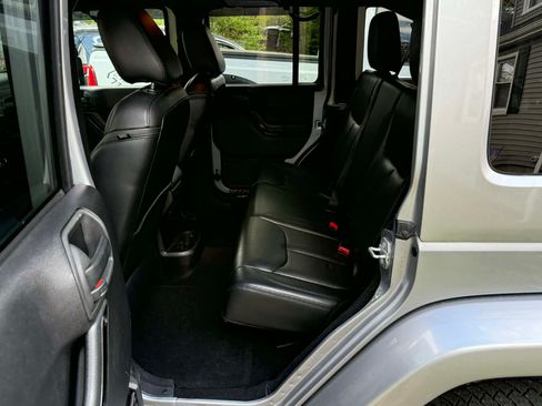Used 2015 Jeep Wrangler Unlimited Sahara AWD/4WD image 17