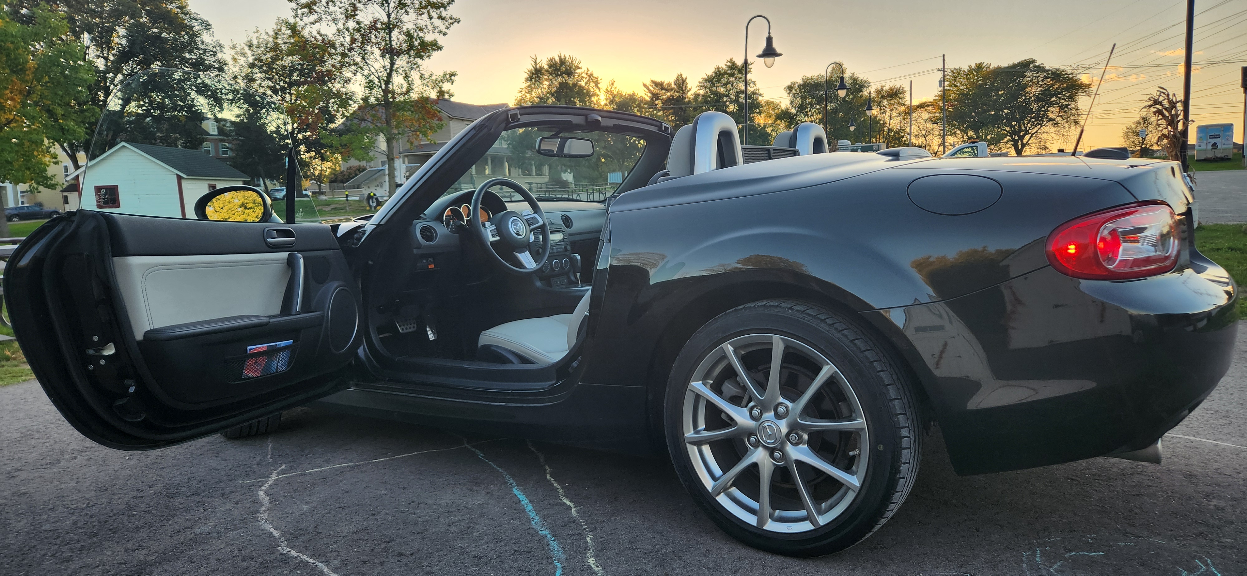 Used 2011 MAZDA MX-5 Miata Grand Touring RWD image 14