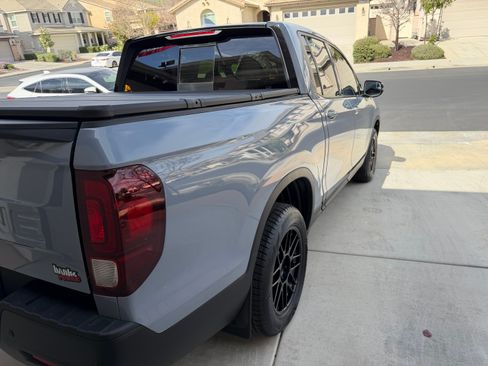Used 2025 Honda Ridgeline Black Edition image 4