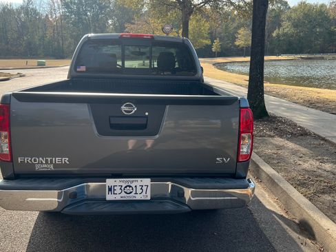 Used 2018 Nissan Frontier SV image 15