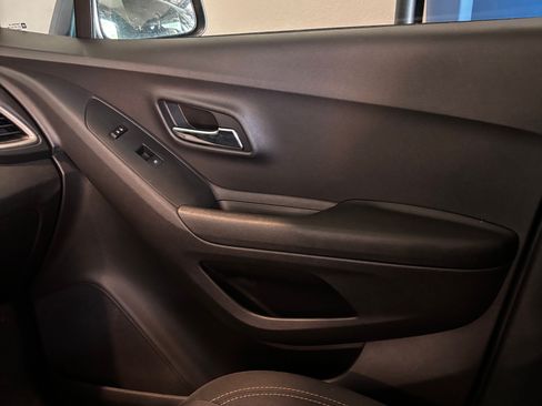 Used 2020 Chevrolet Trax LT FWD image 20