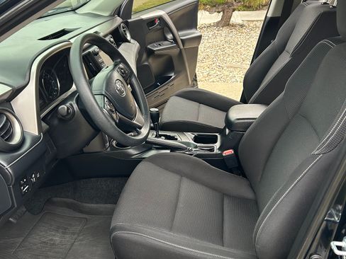 Used 2018 Toyota RAV4 LE AWD/4WD image 11