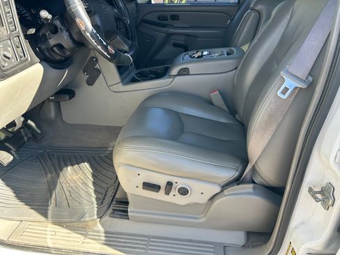 Used 2005 Chevrolet Silverado 2500 LT w/ Heavy-Duty Power Package image 12