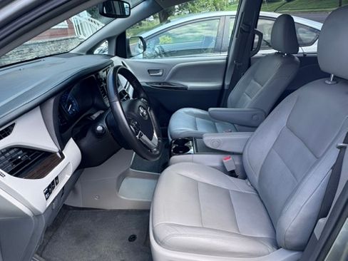 Used 2017 Toyota Sienna XLE w/ XLE Navigation Package FWD image 13