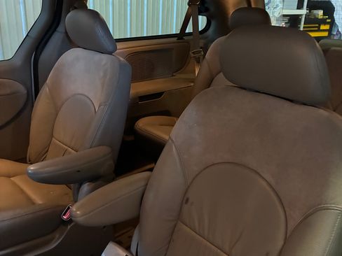 Used 2003 Chrysler Town & Country Limited image 6