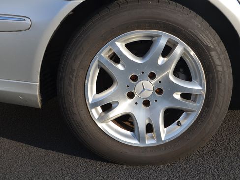 Used 2005 Mercedes-Benz E 320 CDI Sedan image 27